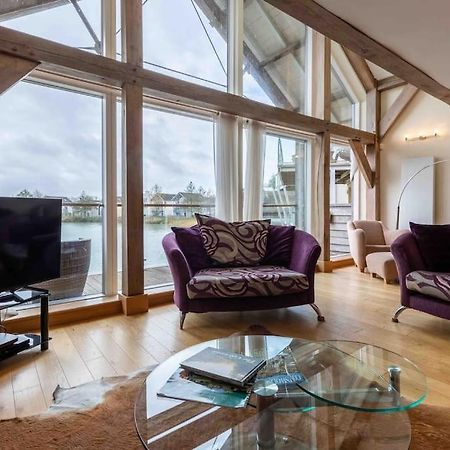 Otters Holt Villa Somerford Keynes Kültér fotó