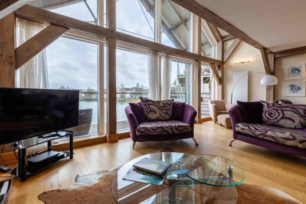 Otters Holt Villa Somerford Keynes Kültér fotó