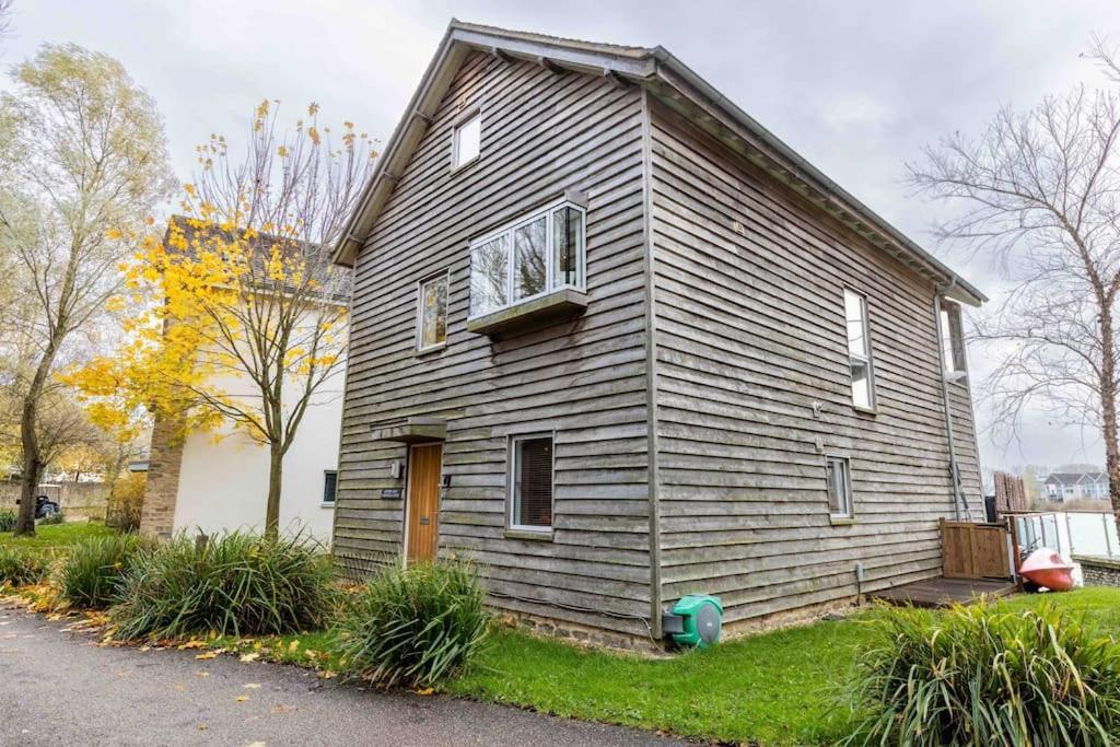 Otters Holt Villa Somerford Keynes Kültér fotó