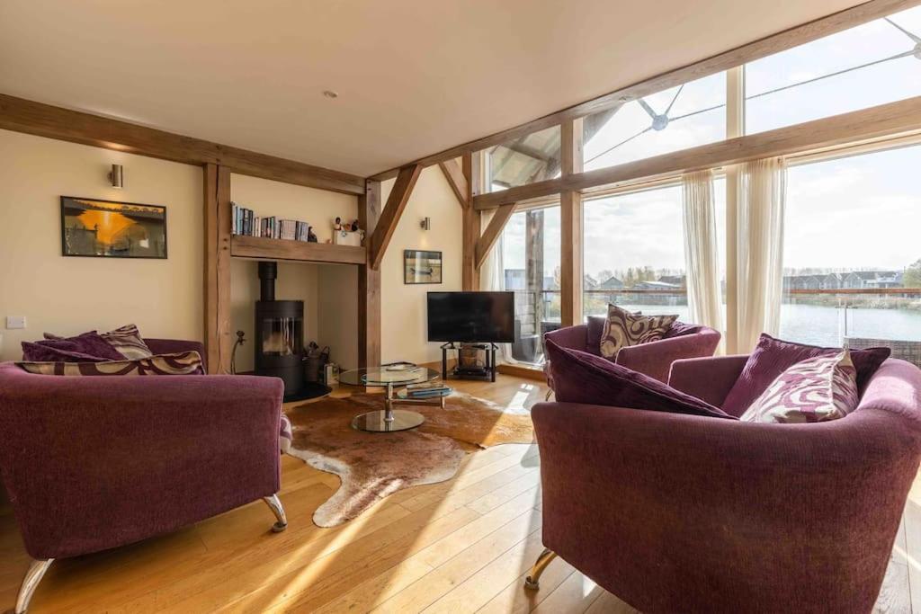 Otters Holt Villa Somerford Keynes Kültér fotó