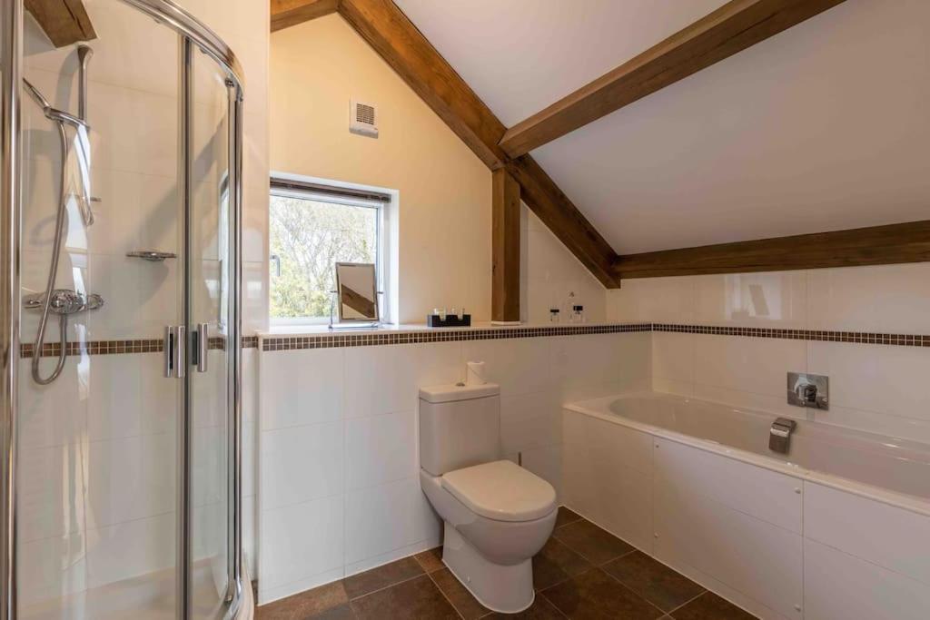 Otters Holt Villa Somerford Keynes Kültér fotó