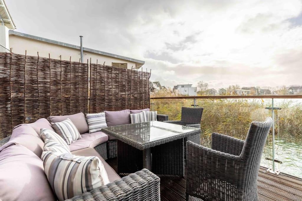 Otters Holt Villa Somerford Keynes Kültér fotó