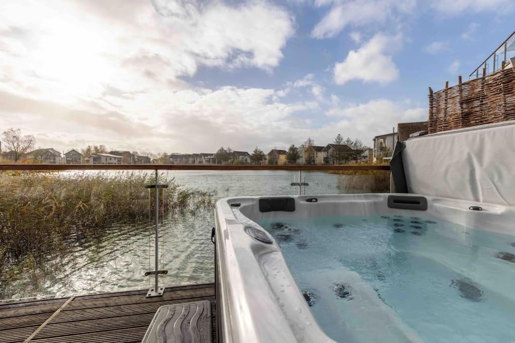 Otters Holt Villa Somerford Keynes Kültér fotó