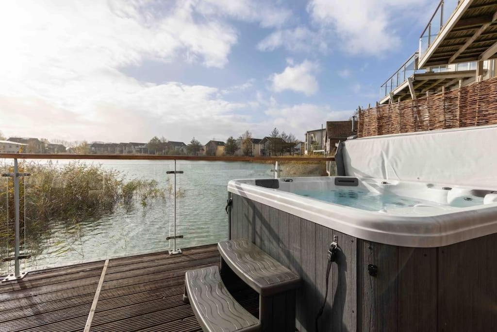 Otters Holt Villa Somerford Keynes Kültér fotó